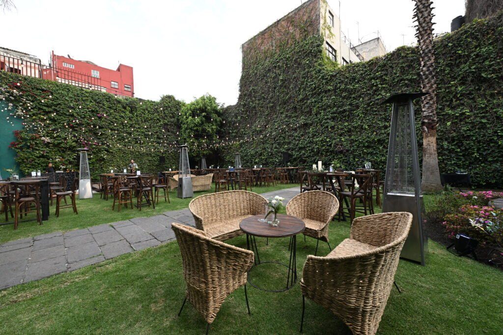 Jardín preparado para recibir a los invitados