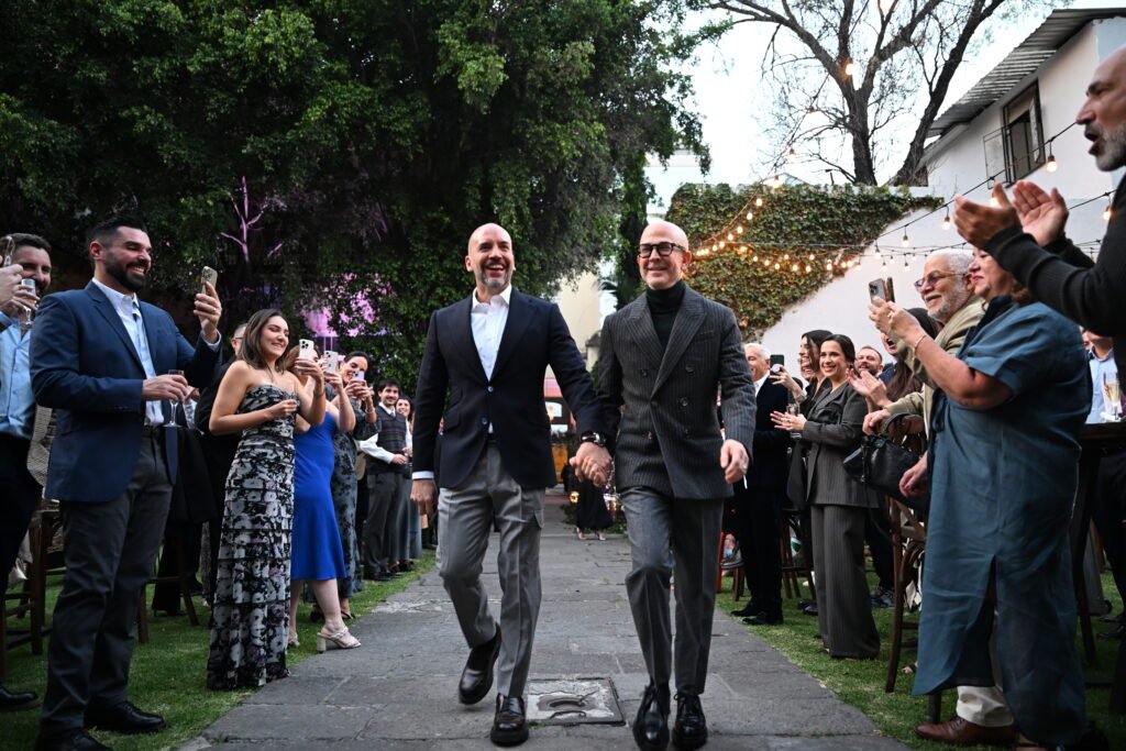 Pareja de recién casados celebrando con sus invitados