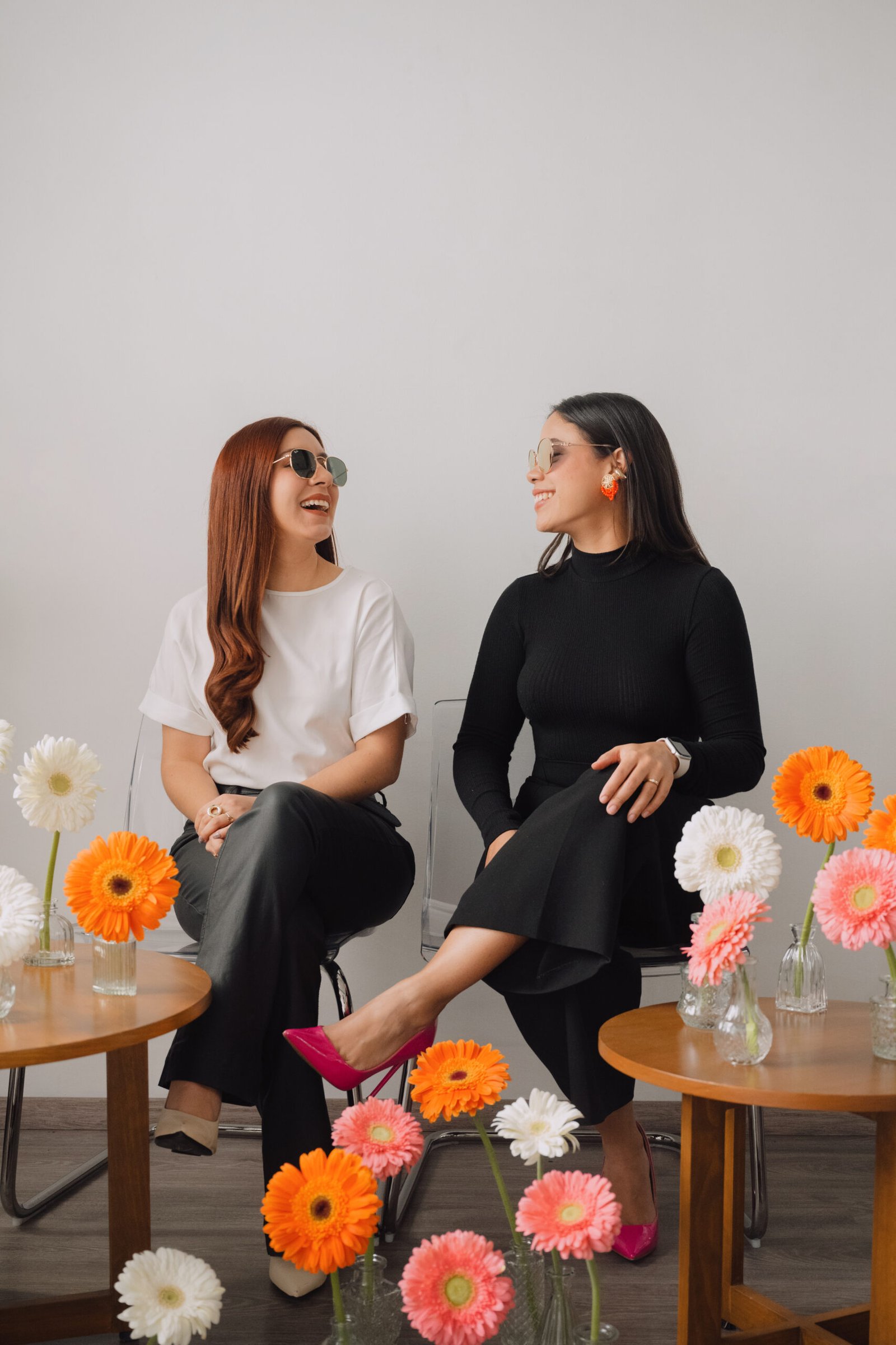 Las fundadoras de Clementina, rodeadas de flores