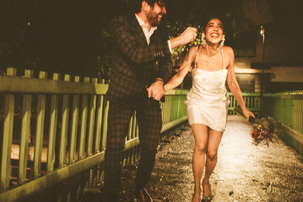 Novios celebrando de noche